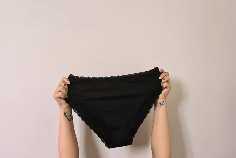 Peut-on vraiment acheter une culotte menstruelle sans PFAS aujourd’hui ? culotte-menstruelle-sans-pfas-enquete-whatwhat